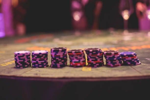 Bonus feature triggers and free spin mechanics in slot games